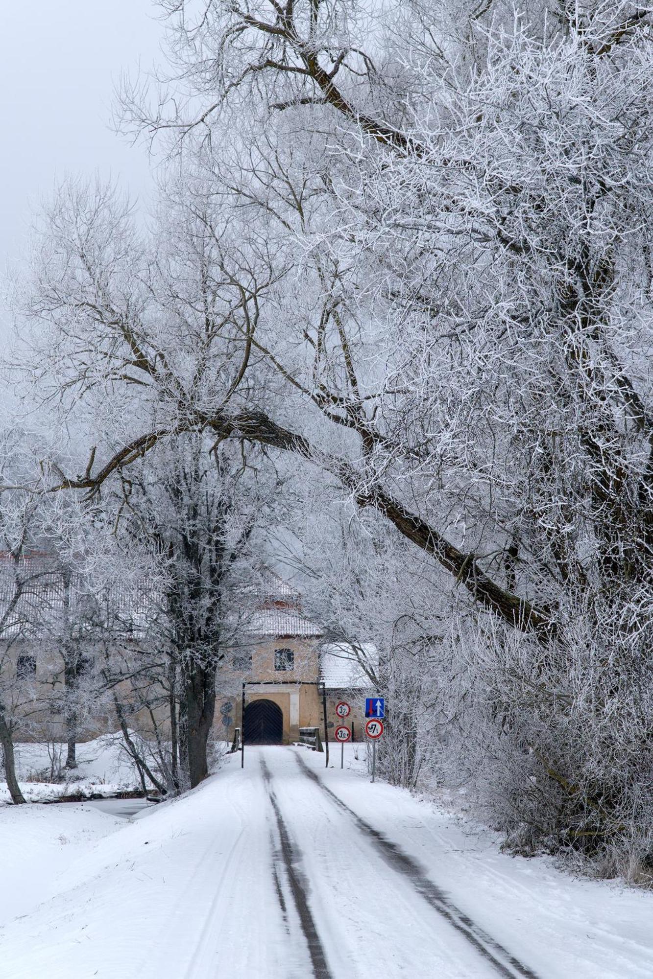 Hotel Slokenbekas Muiza Milzkalne Esterno foto